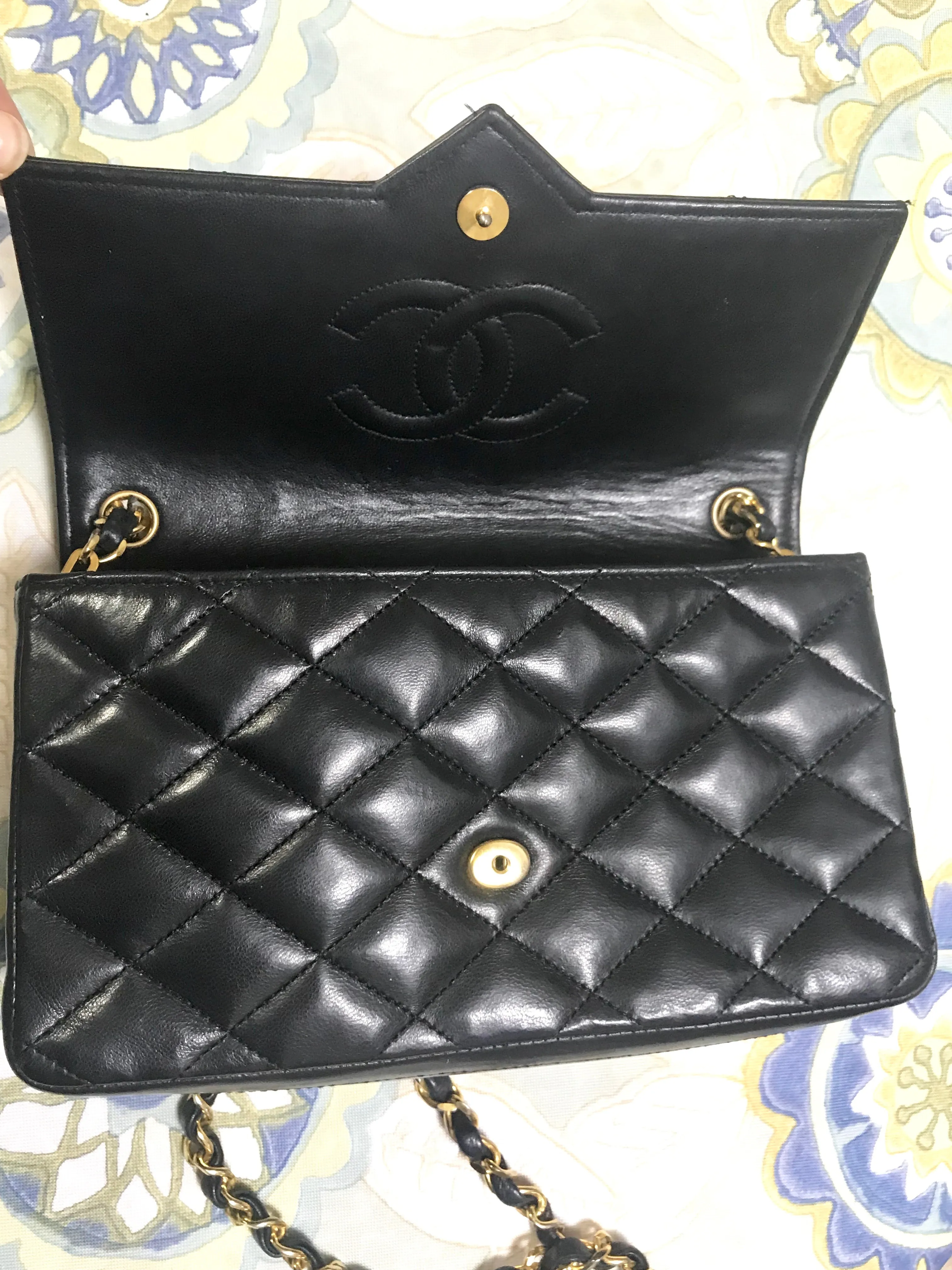 80's vintage CHANEL black lambskin shoulder bag with golden large CC closure and beak tip flap tip. Classic 2.55 bag