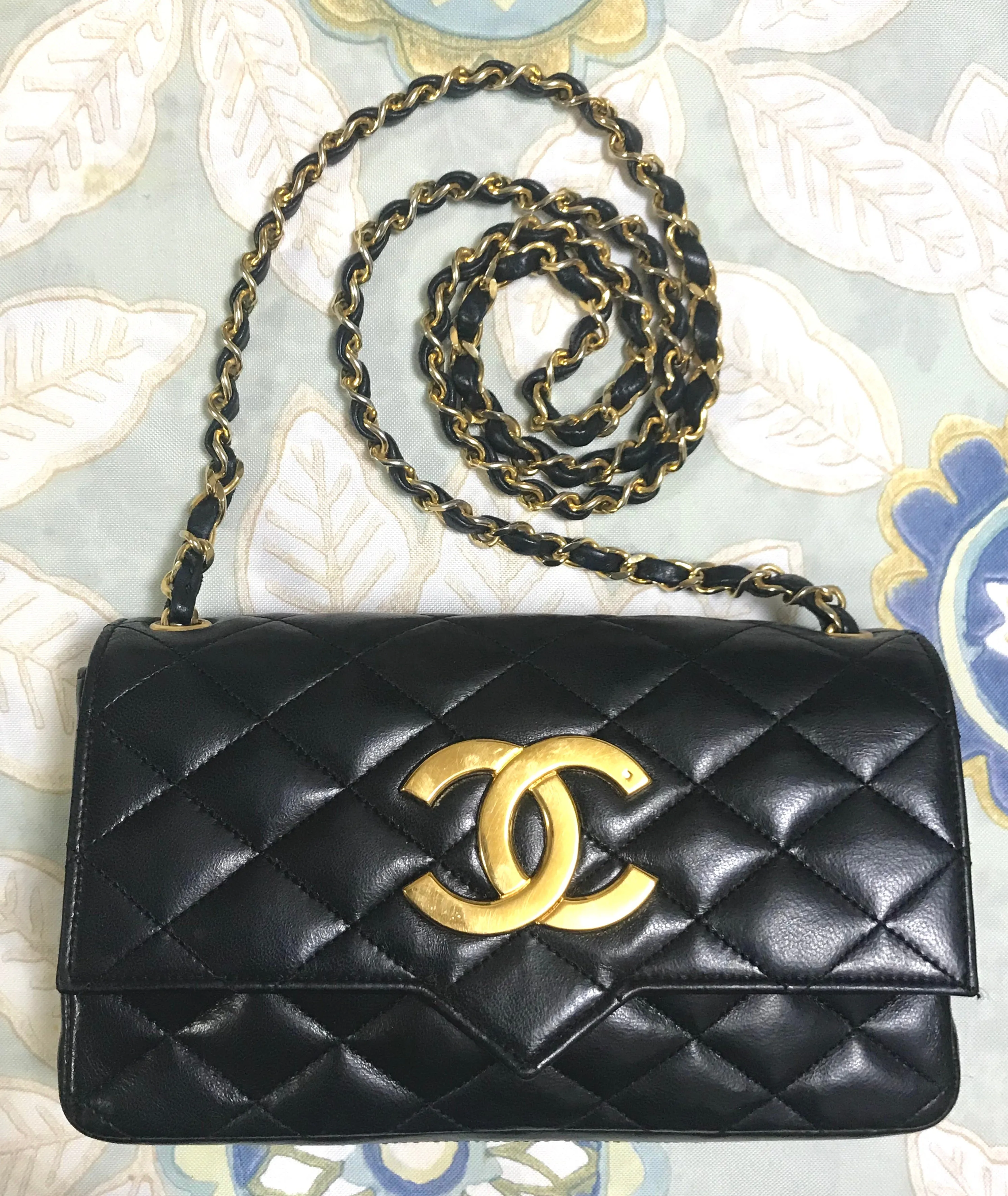 80's vintage CHANEL black lambskin shoulder bag with golden large CC closure and beak tip flap tip. Classic 2.55 bag