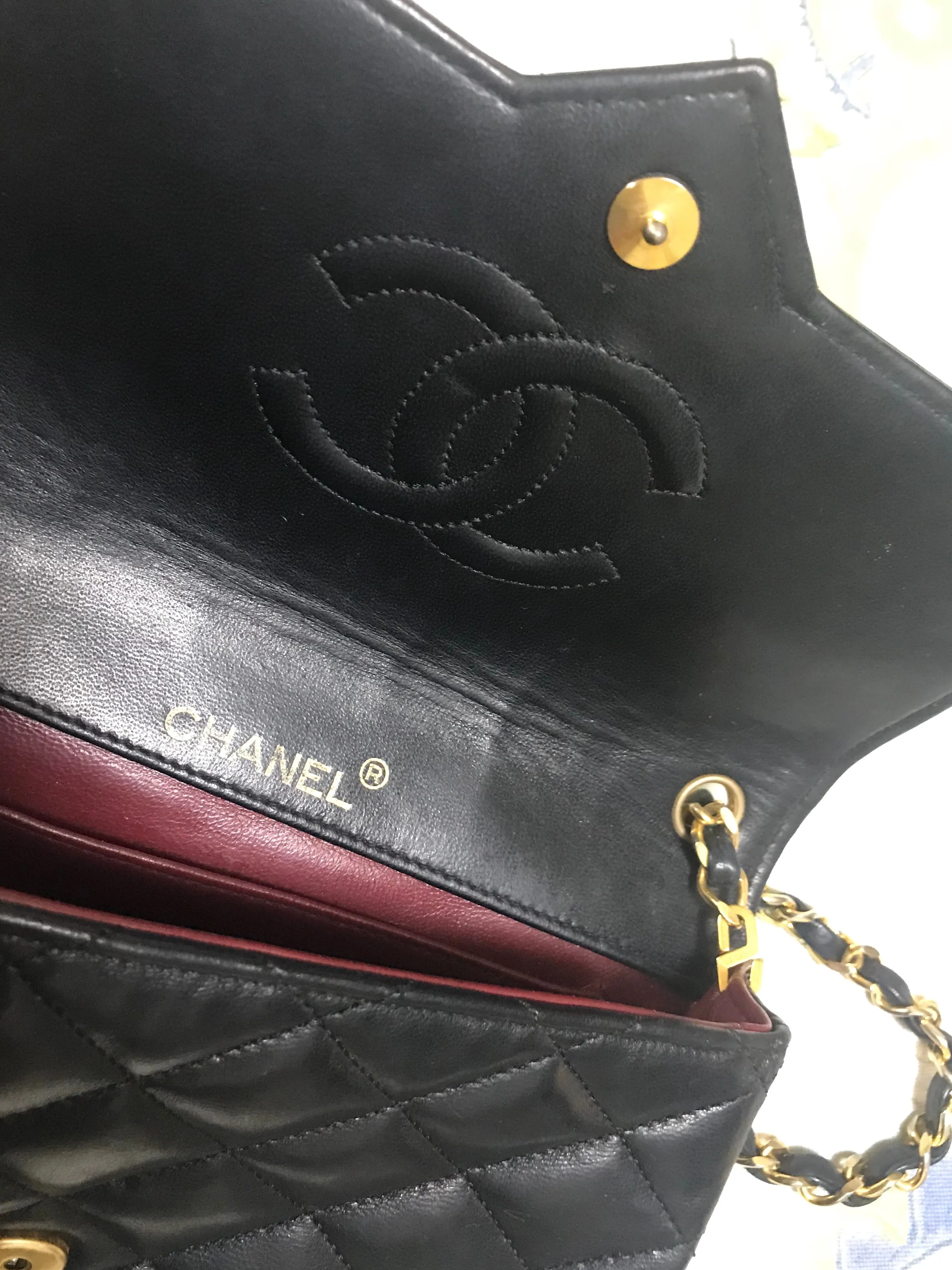 80's vintage CHANEL black lambskin shoulder bag with golden large CC closure and beak tip flap tip. Classic 2.55 bag