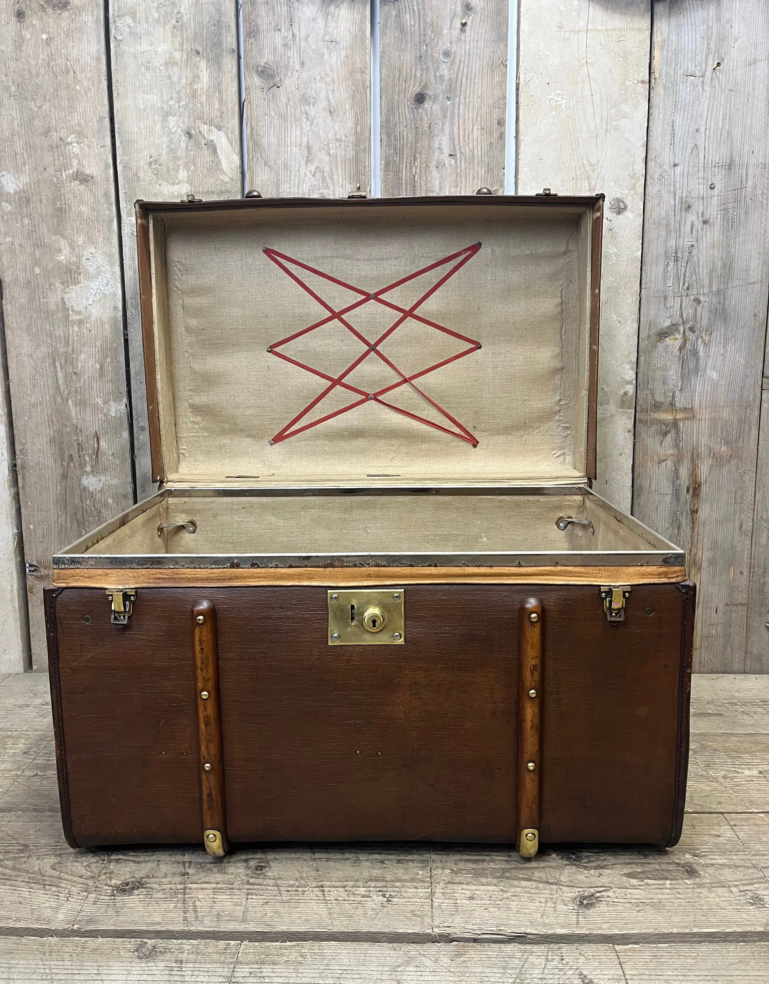 Banded English Trunk