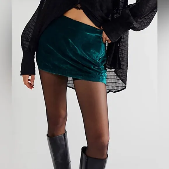 Free People Annalise Velvet Mini Skirt Size 4 NWT