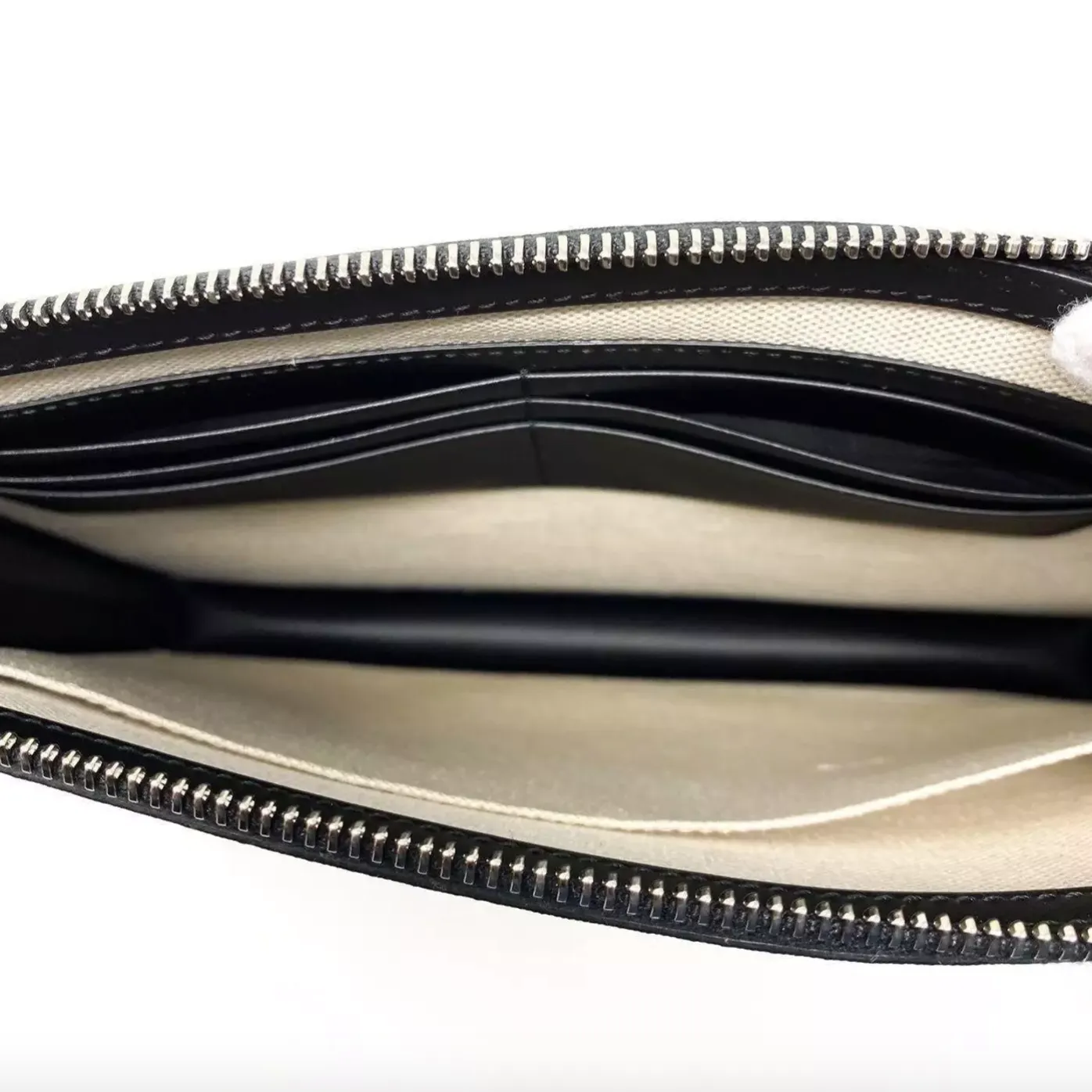 Gucci GG Supreme Eagle Pouch in Gray