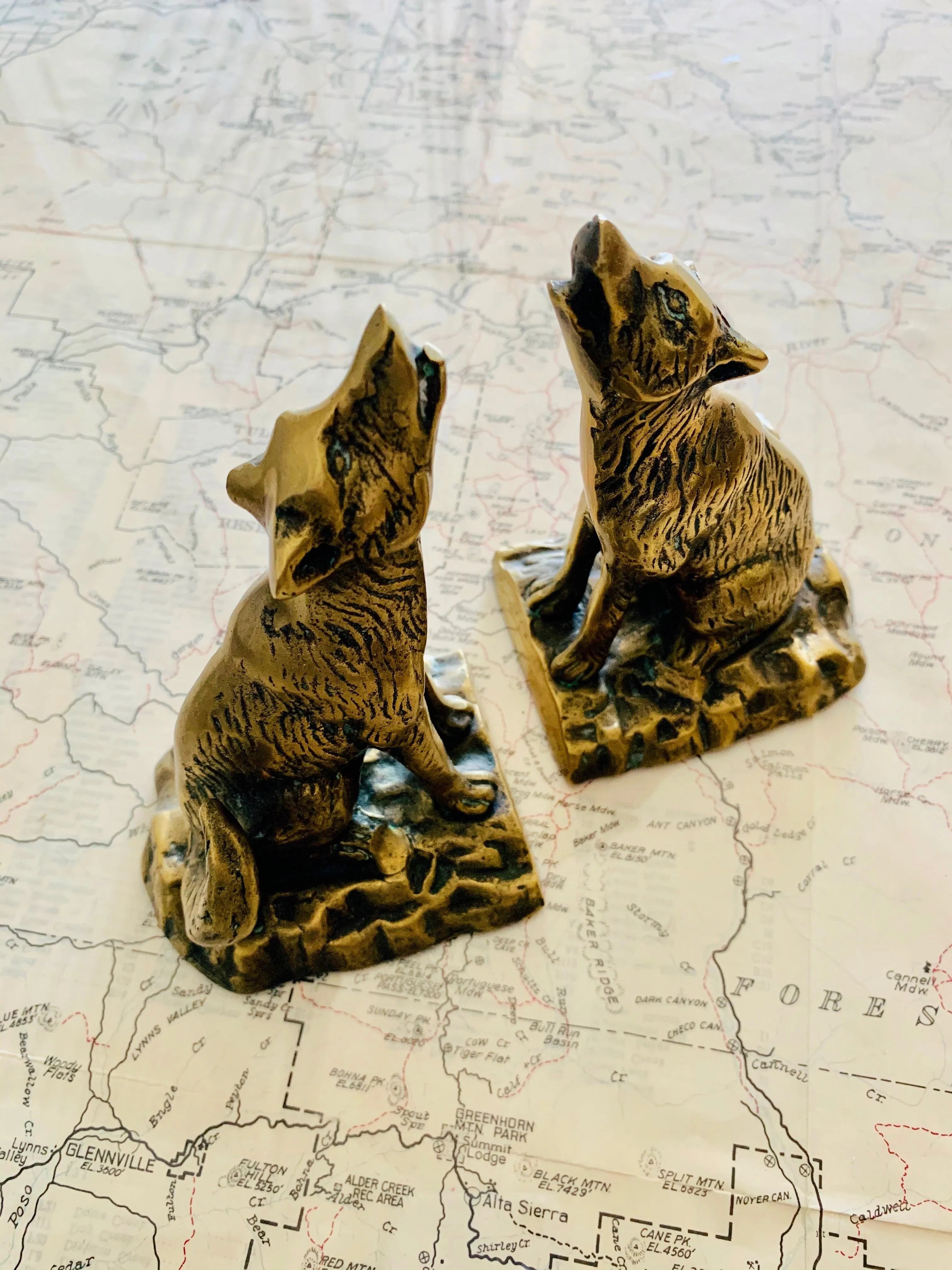 HOWLING WOLF BOOKENDS