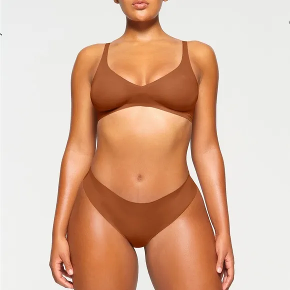 SKIMS Naked Plunge Seamless Wireless Bra