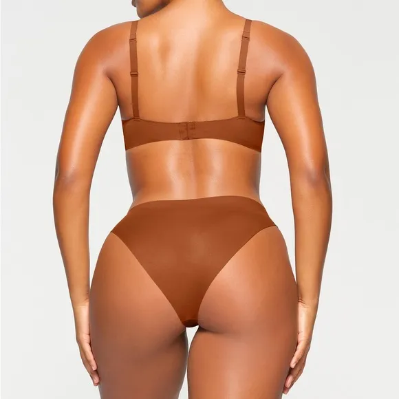 SKIMS Naked Plunge Seamless Wireless Bra