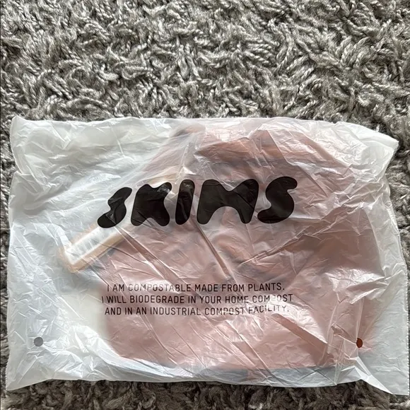 SKIMS Naked Plunge Seamless Wireless Bra