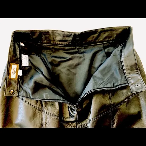 VTG 80s Toffs black leather 26” waist pencil skirt lined with back slit